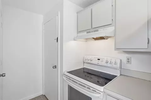 Kitchen - 17 Juniper Rd #L, Derry, NH 03038 photo 3 of 7