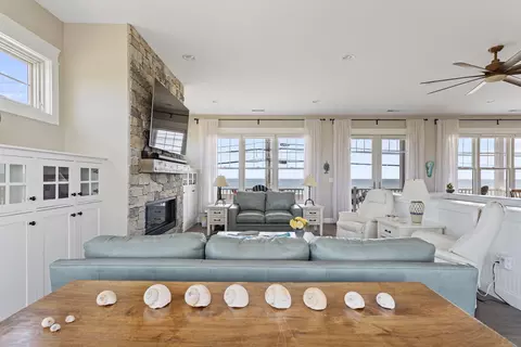Living - 553 Ocean Blvd, Hampton, NH 03842 photo 6 of 9