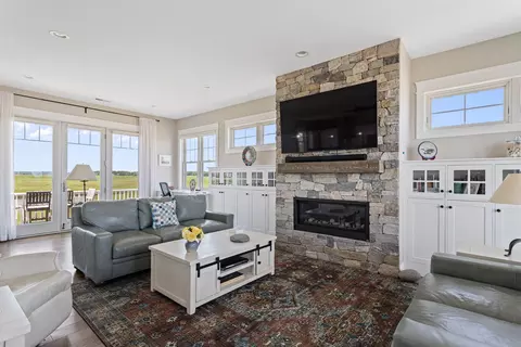 Living - 553 Ocean Blvd, Hampton, NH 03842 photo 4 of 9