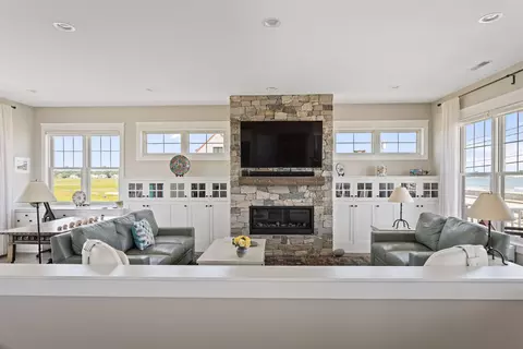 Living - 553 Ocean Blvd, Hampton, NH 03842 photo 3 of 9