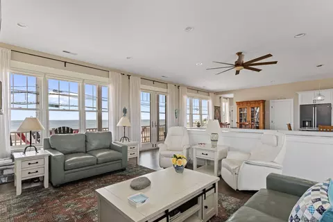 Living - 553 Ocean Blvd, Hampton, NH 03842 photo 7 of 9