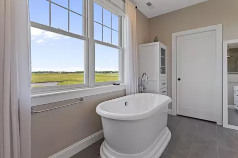 Bath - 553 Ocean Blvd, Hampton, NH 03842 photo 2 of 5