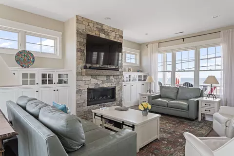 Living - 553 Ocean Blvd, Hampton, NH 03842 photo 1 of 9