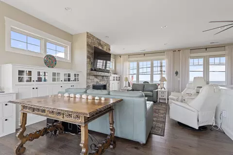 Living - 553 Ocean Blvd, Hampton, NH 03842 photo 5 of 9