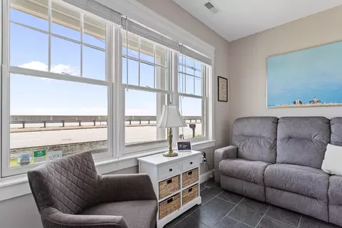Living - 553 Ocean Blvd, Hampton, NH 03842 photo 8 of 9
