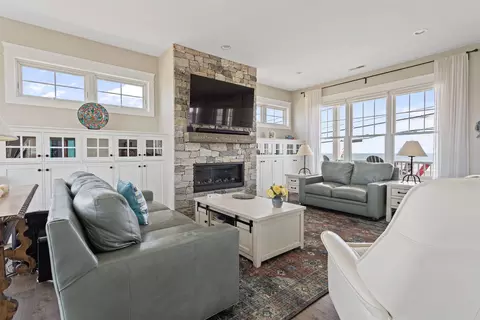 Living - 553 Ocean Blvd, Hampton, NH 03842 photo 2 of 9