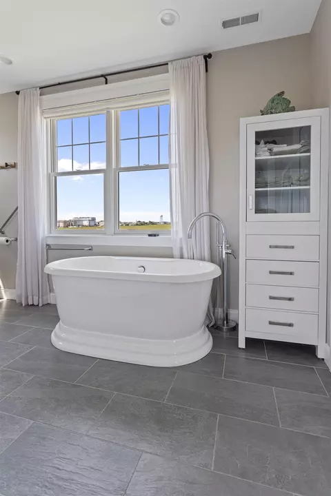 Bath - 553 Ocean Blvd, Hampton, NH 03842 photo 3 of 5