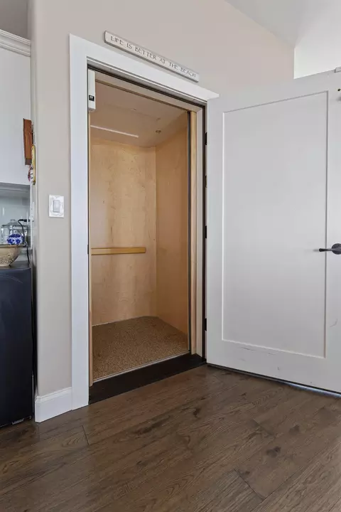 Entry Way - 553 Ocean Blvd, Hampton, NH 03842 photo 1 of 3