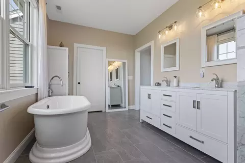 Bath - 553 Ocean Blvd, Hampton, NH 03842 photo 1 of 5