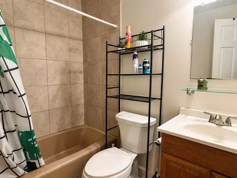 Bath - 47 S Williams St #211, Burlington, VT 05401 photo 1 of 1