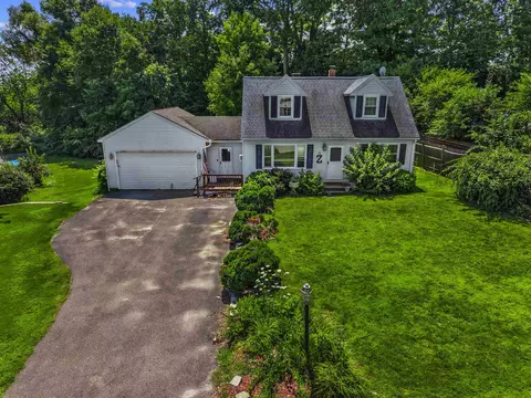 141 Greenwood Ct, Manchester, NH 03108