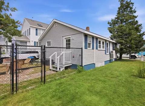 Exterior - 51 Highland Ave, Hampton, NH 03842 photo 5 of 8