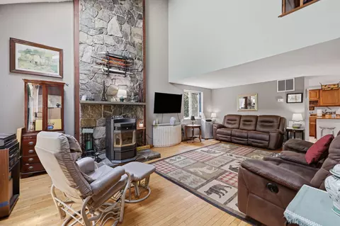 Living - 10 Evergreen Dr, Hampstead, NH 03841 photo 1 of 2