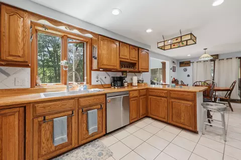 Kitchen - 10 Evergreen Dr, Hampstead, NH 03841 photo 2 of 3