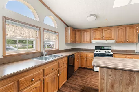 Kitchen - 425 Mountain View Rd, Williston, VT 05495 photo 4 of 5