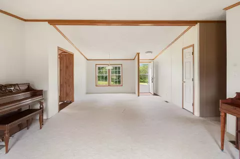 Living - 425 Mountain View Rd, Williston, VT 05495 photo 6 of 10