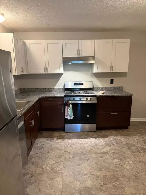 19 Country Club Dr #1, Manchester, NH 03102