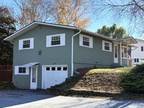 4 Westwood Pkwy, Barre, VT 05641