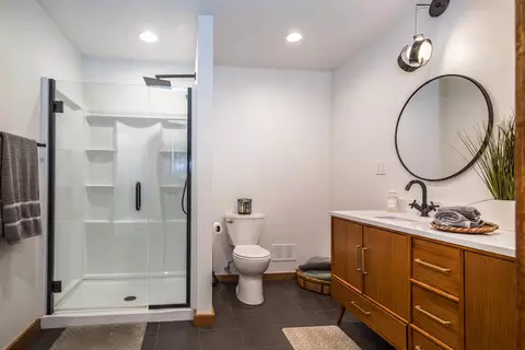 Bath - 651 Colonial Dr, Mendon, VT 05701 photo 3 of 5