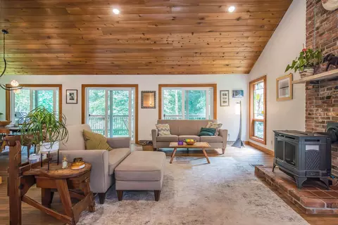 Living - 651 Colonial Dr, Mendon, VT 05701 photo 2 of 3