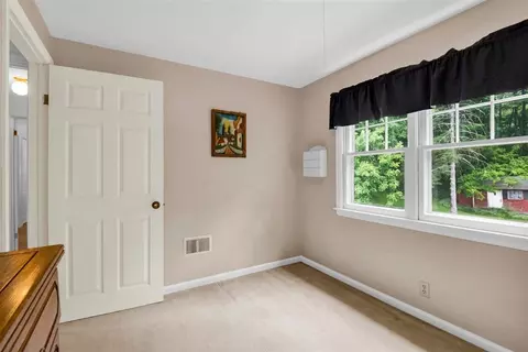 Bedroom - 12 Mountain View Rd, Jericho, VT 05465 photo 4 of 10