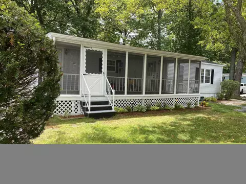 1 Blueberry Ln, Seabrook, NH 03874