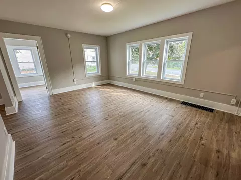 Living - 194 Union St, Springfield, VT 05156 photo 4 of 7