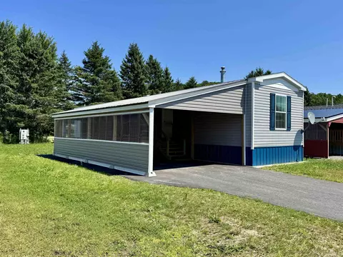 28 Pine St, Colebrook, NH 03576