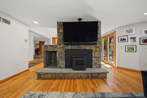 Living - 17 Galway Rd, Windham, NH 03087 photo 4 of 5