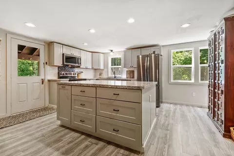 Kitchen - 32 Penacook Path, Sunapee, NH 03782 photo 4 of 6
