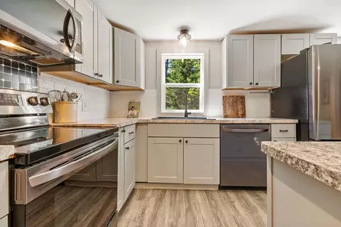 Kitchen - 32 Penacook Path, Sunapee, NH 03782 photo 3 of 6