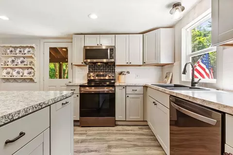 Kitchen - 32 Penacook Path, Sunapee, NH 03782 photo 1 of 6