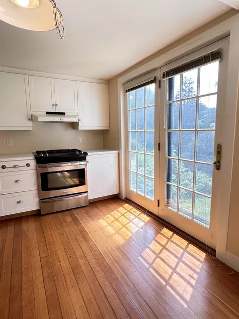 Kitchen - 7 Cross St, Newfane, VT 05345 photo 6 of 8