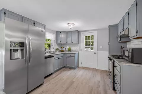 Kitchen - 83 Jericho Rd, Pelham, NH 03076 photo 2 of 4