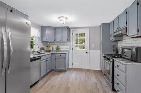Kitchen - 83 Jericho Rd, Pelham, NH 03076 photo 3 of 4