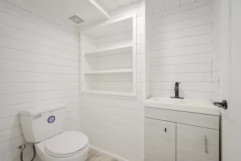 Bath - 10 Hilliard Dr, Hampton, NH 03842 photo 6 of 6