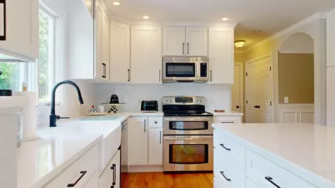 Kitchen - 194 Harte Cir, Williston, VT 05495 photo 2 of 4