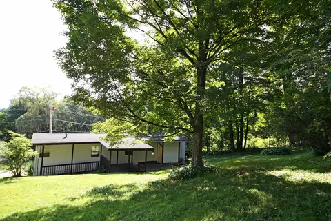 41 Maple St, Brandon, VT 05733 photo 2