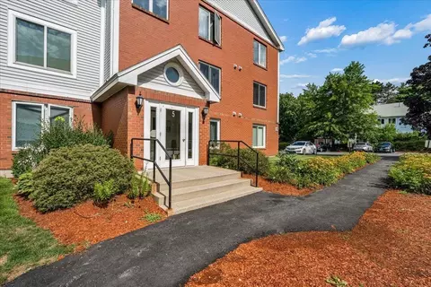 5 Timberwood Dr #104, Goffstown, NH 03045