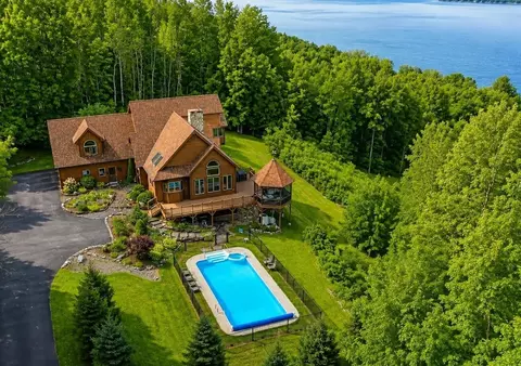 6008 Lake Rd, Newport, VT 05857