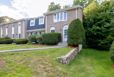 7 Fieldstone Dr, Londonderry, NH 03053