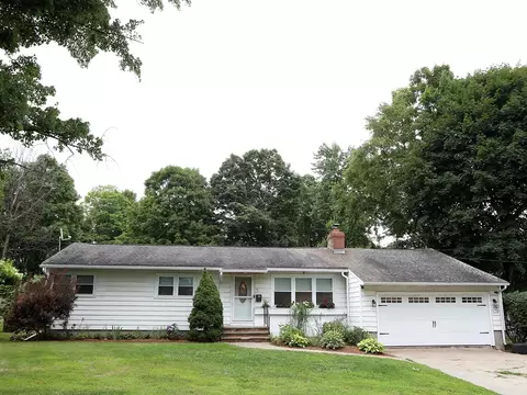 21 Drury Dr, Essex Junction, VT 05452