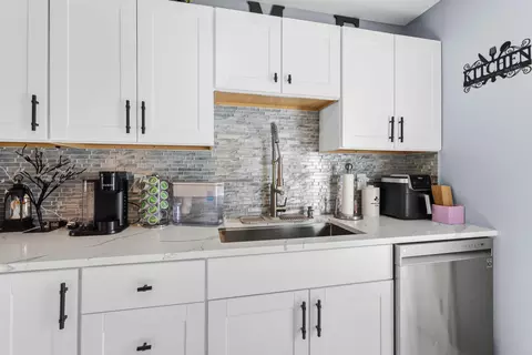 Kitchen - 61 Dicandra Dr, Bow, NH 03304 photo 5 of 6