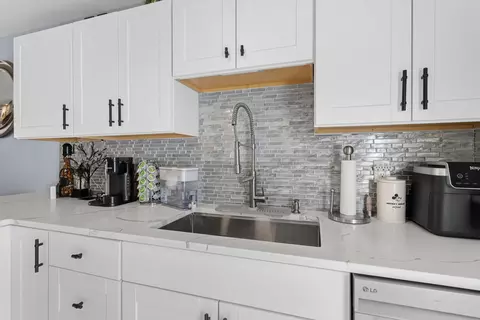 Kitchen - 61 Dicandra Dr, Bow, NH 03304 photo 4 of 6