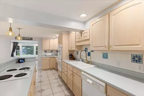 Kitchen - 5 Line Brook Rd, Atkinson, NH 03811 photo 6 of 8
