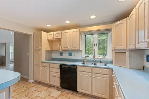 Kitchen - 5 Line Brook Rd, Atkinson, NH 03811 photo 7 of 8