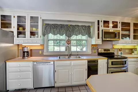 Kitchen - 100 Mill Rd, North Hampton, NH 03862 photo 3 of 8