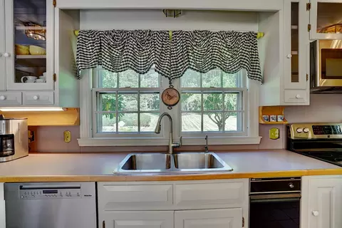 Kitchen - 100 Mill Rd, North Hampton, NH 03862 photo 4 of 8