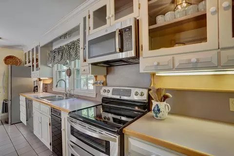 Kitchen - 100 Mill Rd, North Hampton, NH 03862 photo 6 of 8