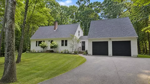 16 Moharimet Dr, Madbury, NH 03823